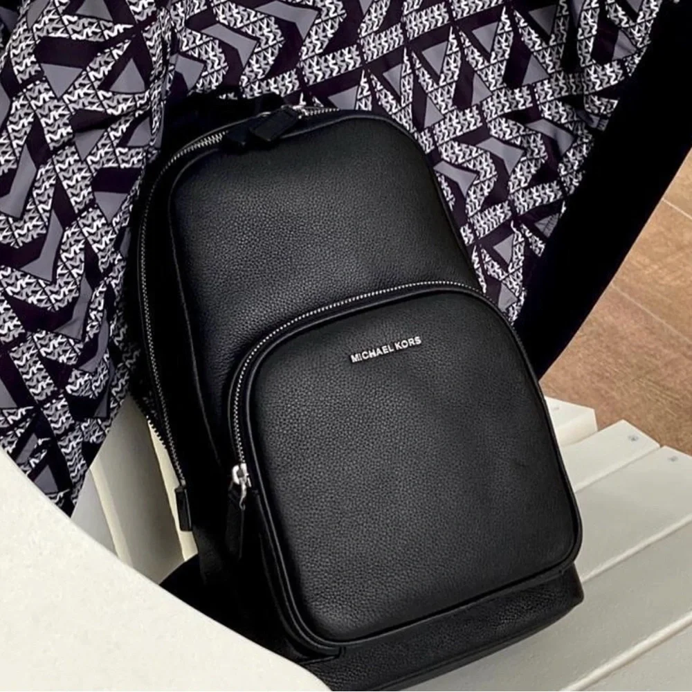 MICHAEL KORS MENS Cooper Logo Sling Pack Black NEW - Picture 1 of 5